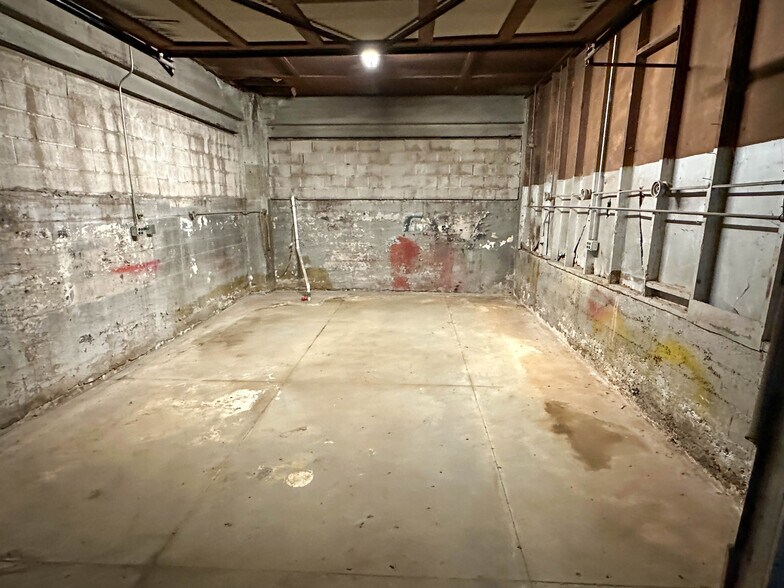 More Photos Of 423 N 7th St, Perry Freestanding For Sale