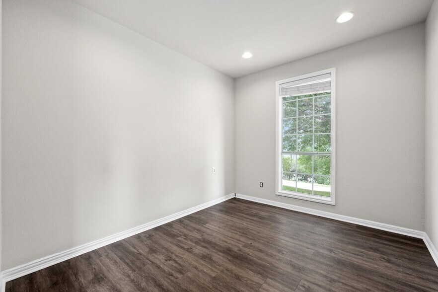 More Photos Of 19019 TX-71, Spicewood Office Residential For Lease