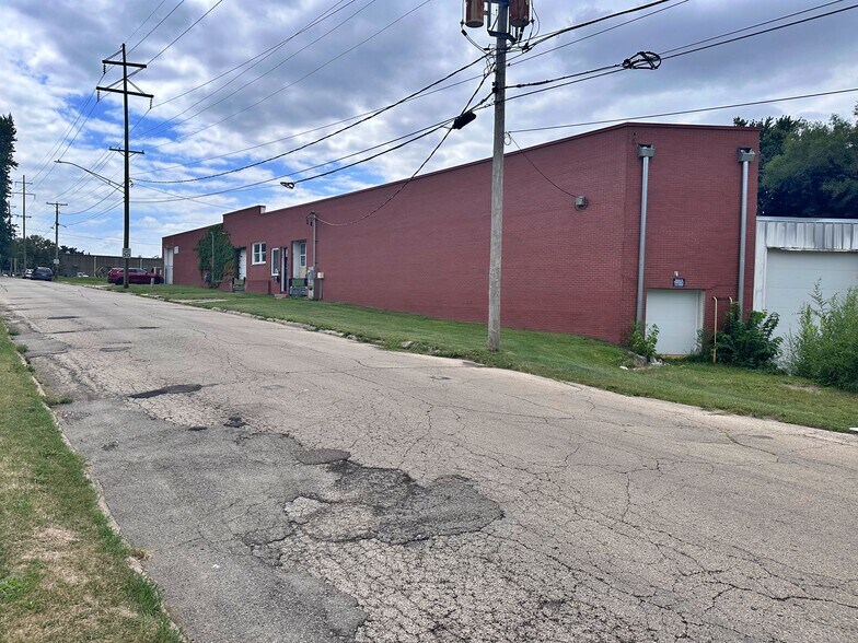 More Photos Of 1227 22nd St, Rockford Industrial For Sale