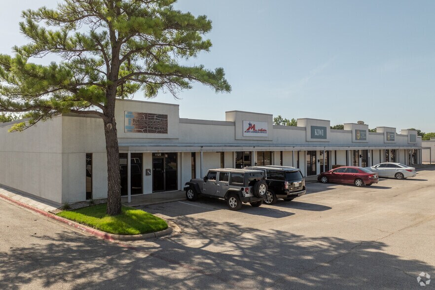 More Photos Of 1100-1120 Luke St, Irving Unknown For Lease