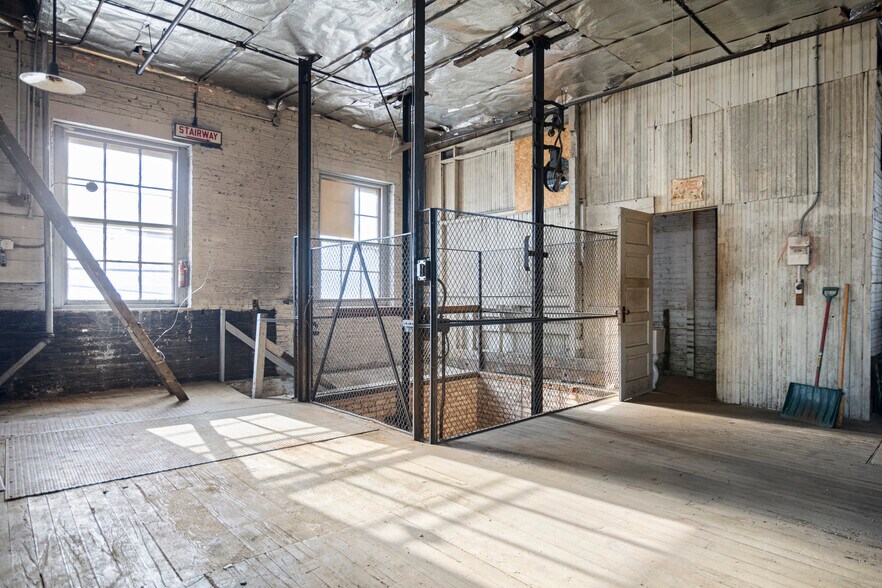 More Photos Of 5039-5045 W Lake St, Chicago Manufacturing For Lease