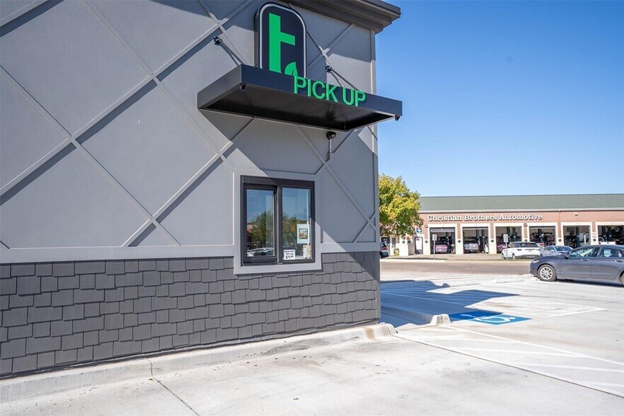 More Photos Of 330 NW John Jones Dr, Burleson General Retail For Sale