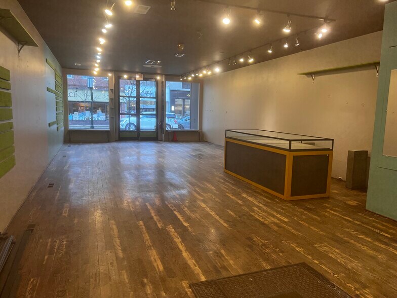 More Photos Of 138 W Maple Rd, Birmingham Storefront For Lease