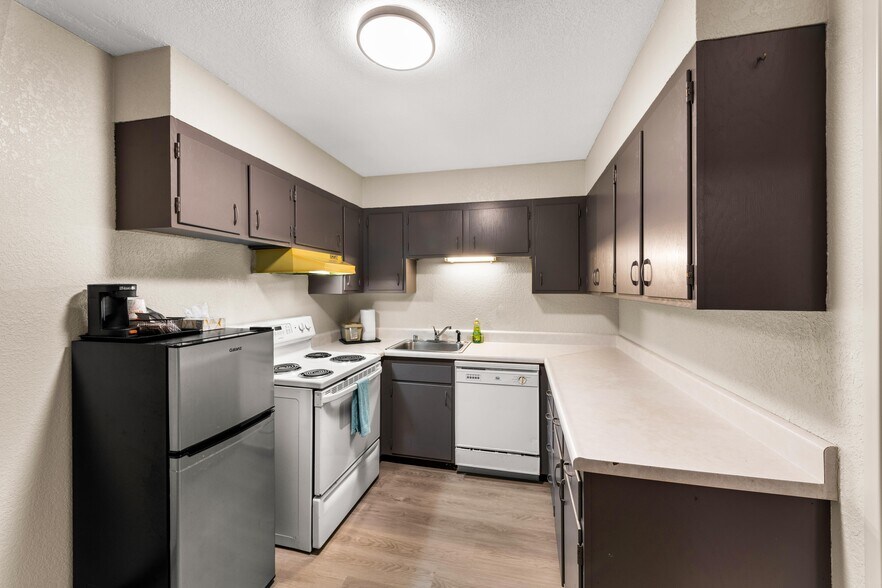 More Photos Of 70 N Stevens St, Rhinelander Hotel For Sale