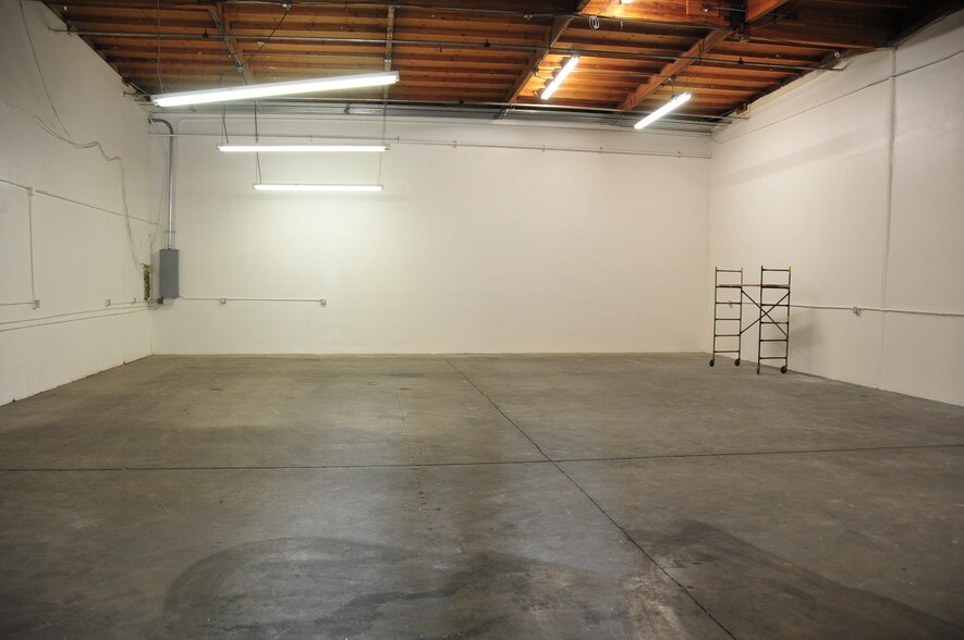 More Photos Of 20918-20928 Osborne St, Canoga Park Warehouse For Lease