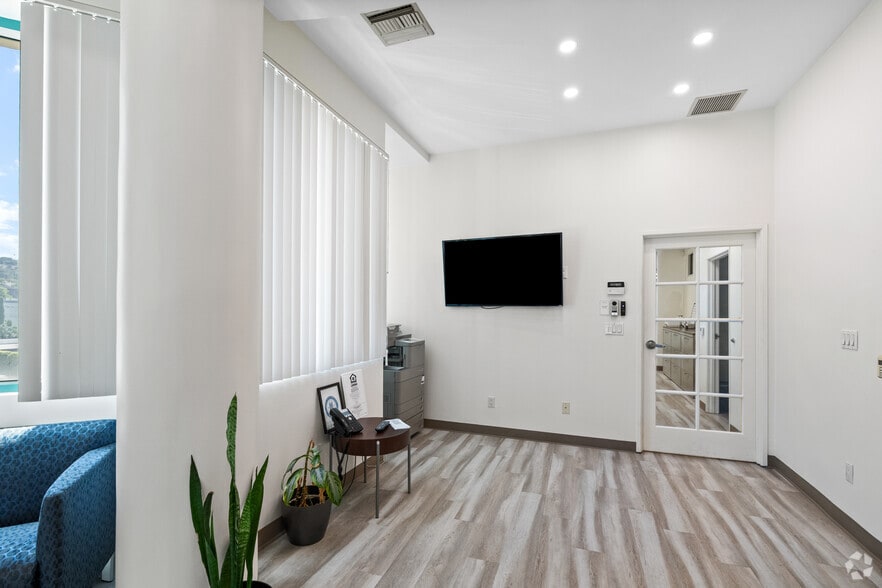 More Photos Of 14925-14945 Ventura Blvd, Sherman Oaks Office For Lease