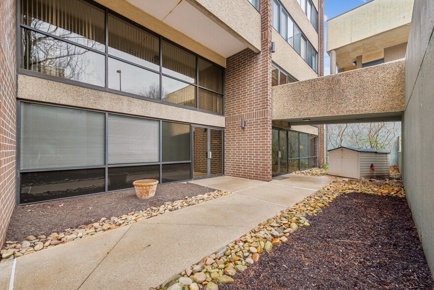 More Photos Of 750 Washington Rd, Mt Lebanon Apartments For Sale