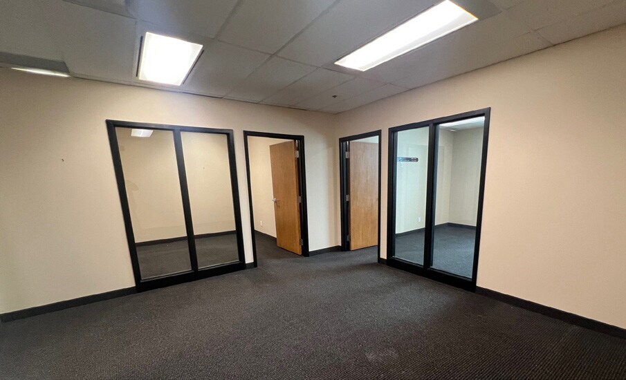 More Photos Of 1540 Cornwall Rd, Oakville Office For Lease