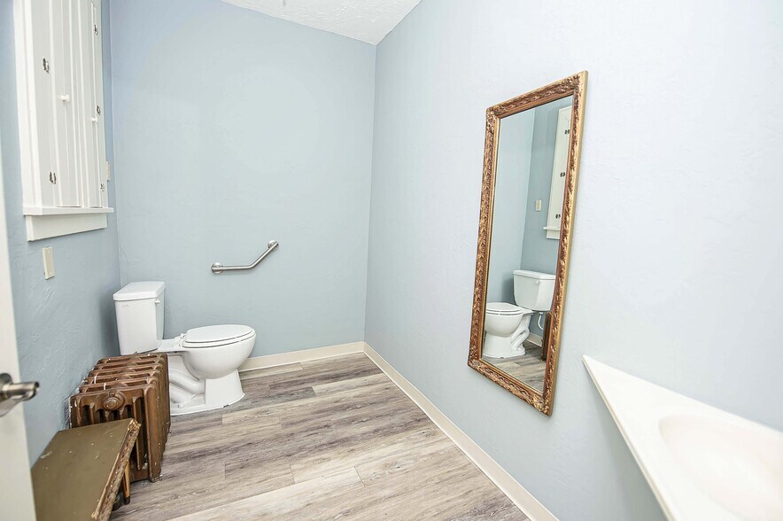 More Photos Of 1348 E Cherry St, Springfield Office For Lease