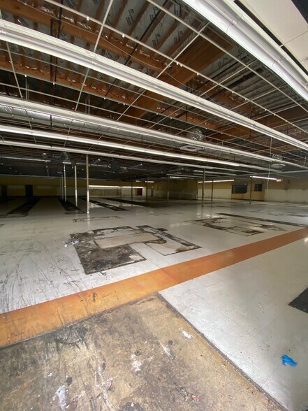 More Photos Of 3208 NE Sunset Blvd, Renton Department Store For Lease