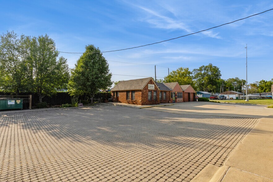 More Photos Of 324 1st St, Des Moines General Retail For Sale