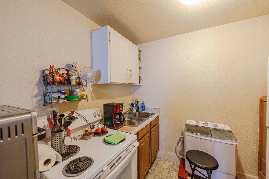 More Photos Of 562 Newmark St, Coos Bay Storefront For Sale