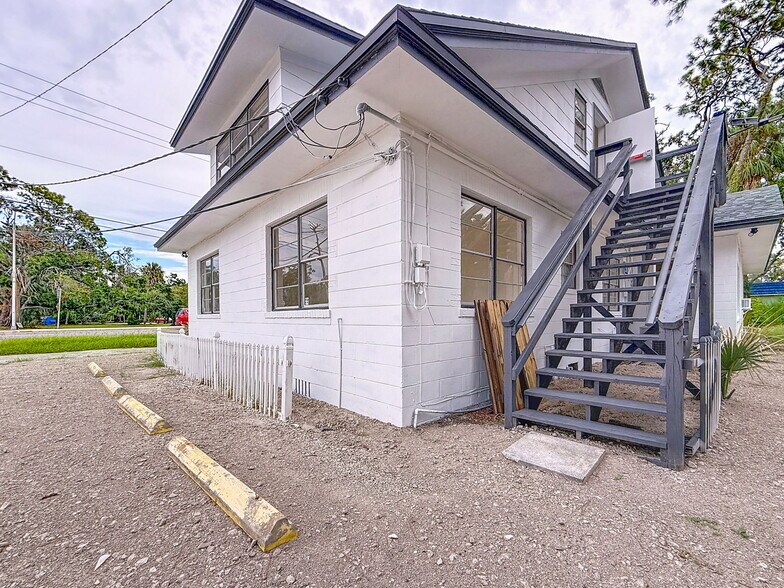 More Photos Of 301 N US Highway 41, Ruskin Office Residential For Lease