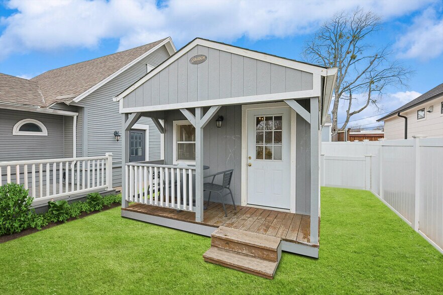 More Photos Of 111 S Pine St, Roanoke General Retail For Sale