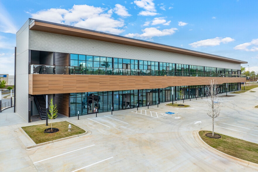 More Photos Of 458 Northolt Pky, Suwanee General Retail For Lease