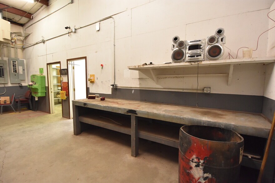 More Photos Of 701 W Broadway, Seminole Manufacturing For Sale