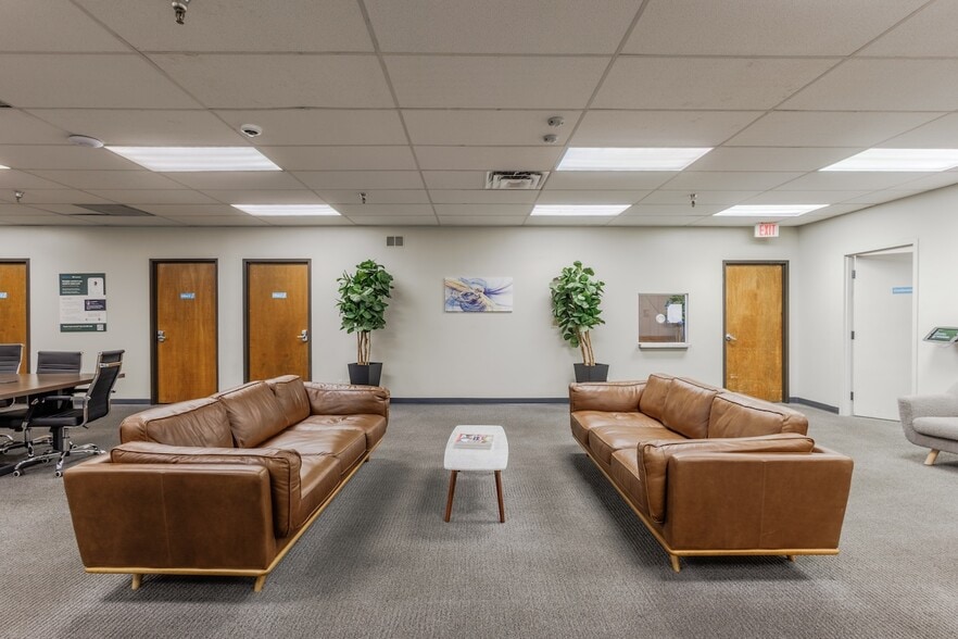 More Photos Of 11410-11420 Mathis Ave, Farmers Branch Distribution For Lease