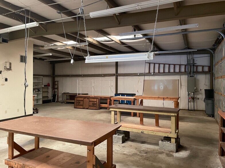 More Photos Of 1123 Forest Pky, Forest Park Flex For Lease