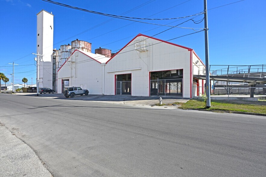 Primary Photo Of 1123 Bowie St, Seguin Warehouse For Sale