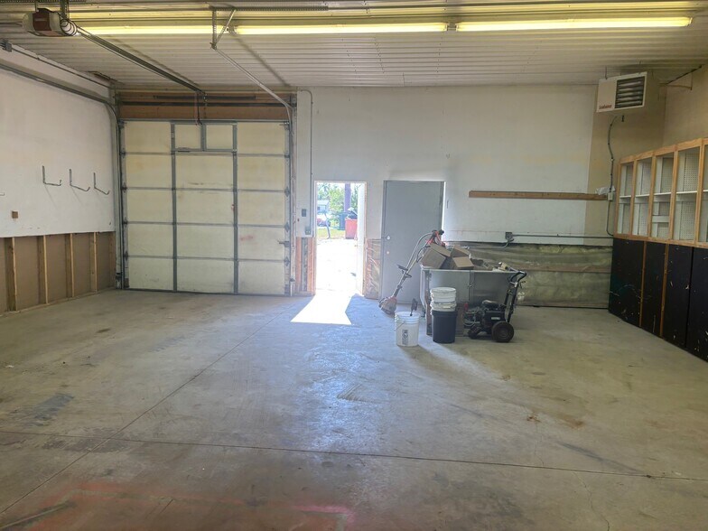 More Photos Of 717 27th St SE, Minot Flex For Lease
