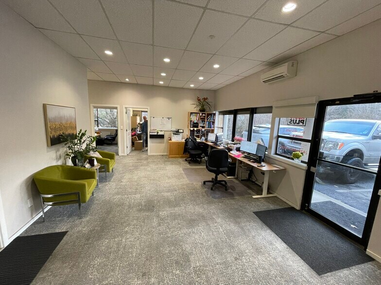 More Photos Of 13222-13228 SE 30th St, Bellevue Showroom For Lease