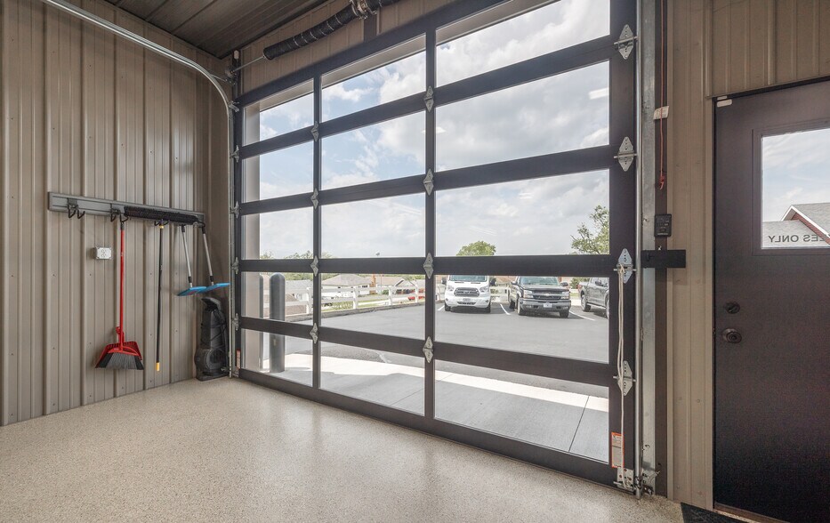 More Photos Of 1008 E Main St, Linn Auto Dealership For Sale