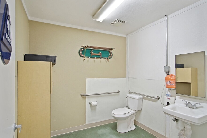 More Photos Of 1485 Atlanta Ct, Turlock Warehouse For Lease