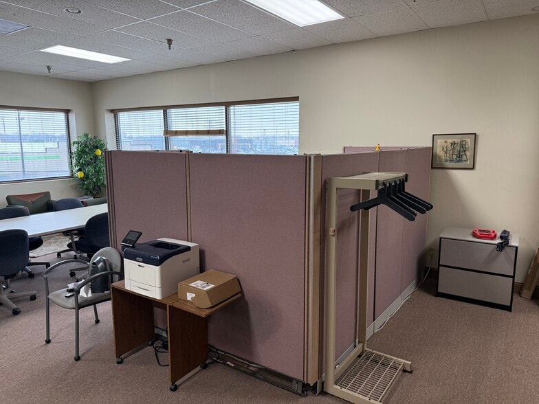 More Photos Of 1703 S Veterans Pky, Bloomington Warehouse For Lease