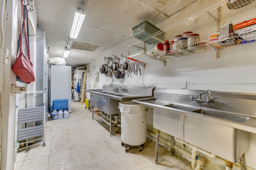 More Photos Of 2915 Market St, Baytown General Retail For Sale