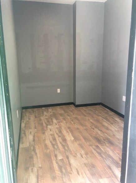 More Photos Of 13377 W Hillsborough Dr, Tampa Unknown For Lease