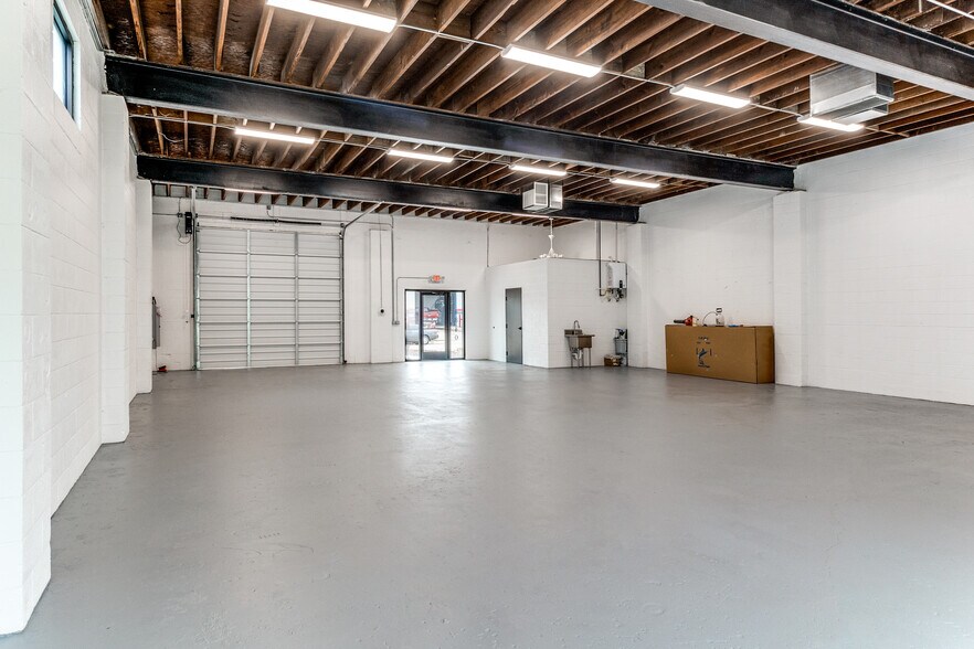 More Photos Of 4840 Memphis St, Dallas Warehouse For Sale