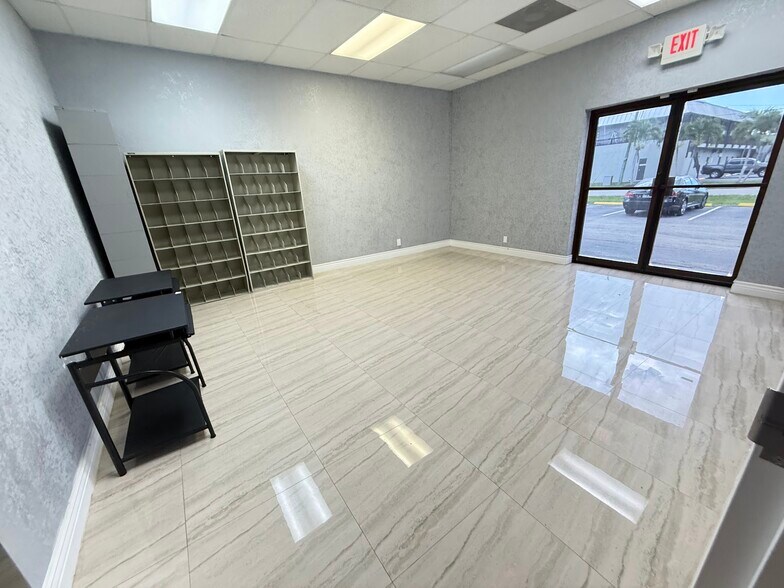 More Photos Of 2950 W Griffin Rd, Fort Lauderdale Freestanding For Lease