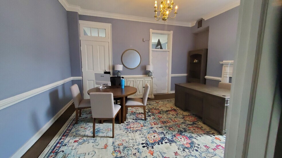 More Photos Of 19 E Market St, Leesburg Office For Lease
