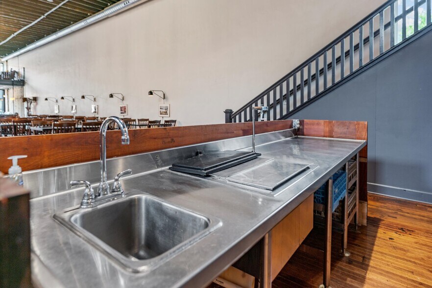 More Photos Of 415 S Thompson Ave, Excelsior Springs Bar For Sale