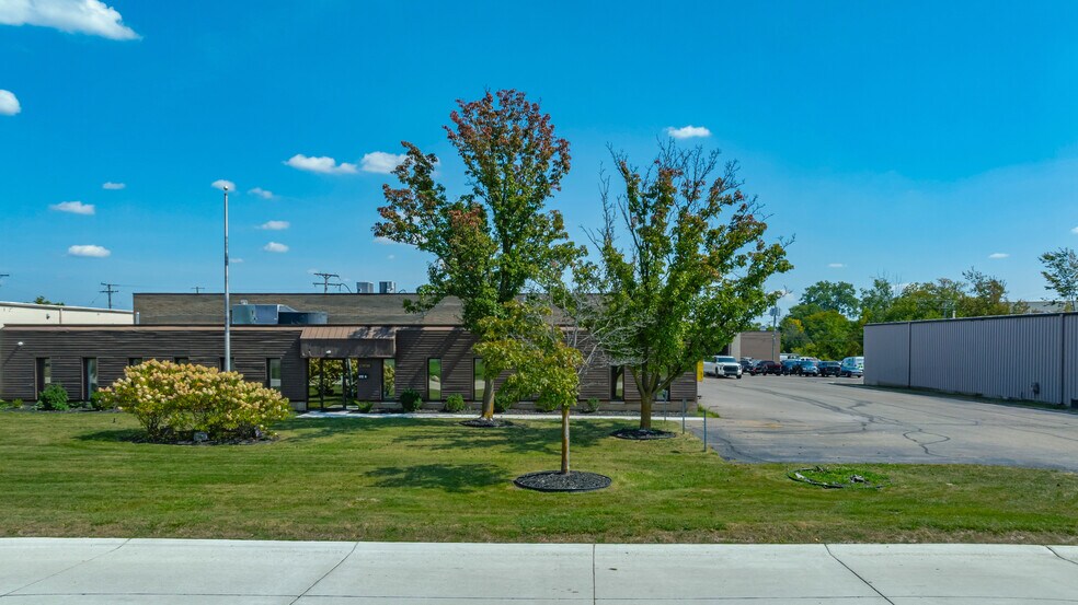 More Photos Of 23936 Industrial Park Dr, Farmington Hills Warehouse For Sale