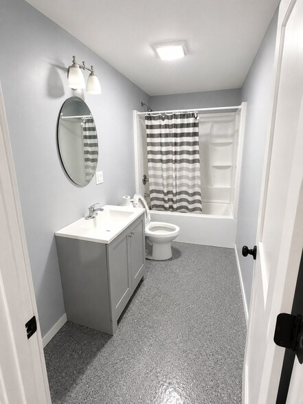 More Photos Of 208 Old Yaphank Rd, Coram Service For Sale