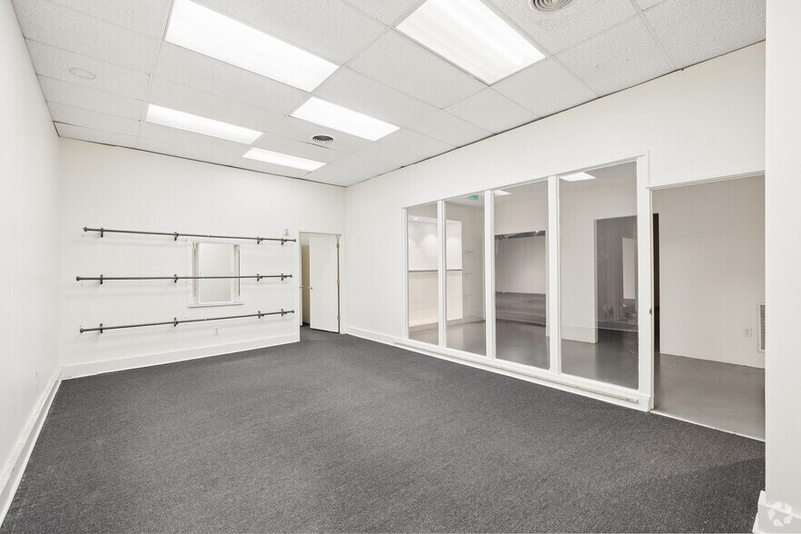 More Photos Of 1710 Hi Line Dr, Dallas Showroom For Lease