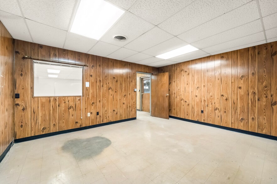 More Photos Of 209 W Main St, Linn Warehouse For Sale