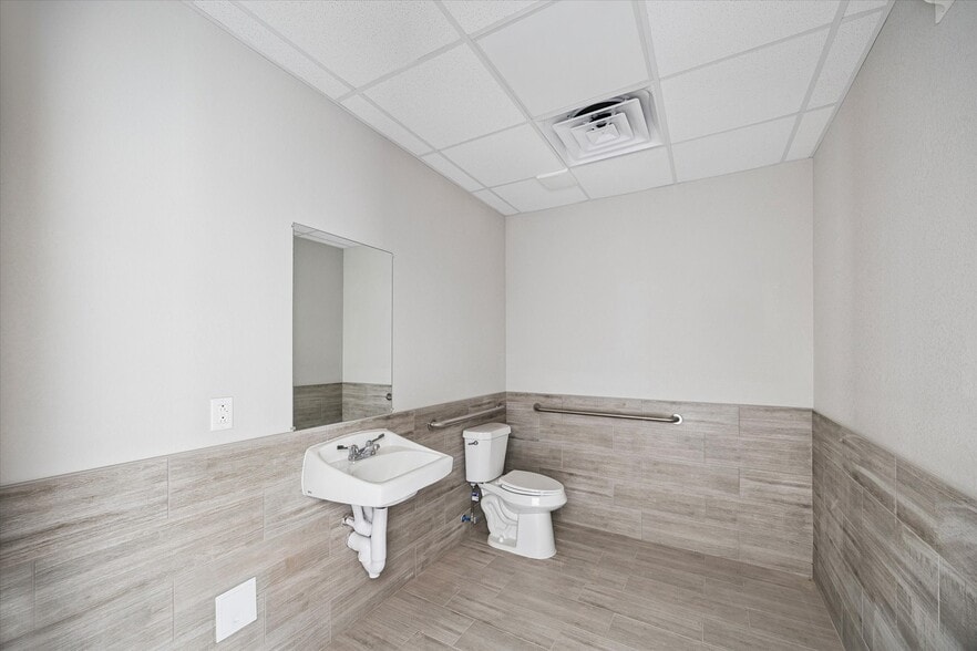 More Photos Of 22215 Mueschke Rd, Tomball Unknown For Lease