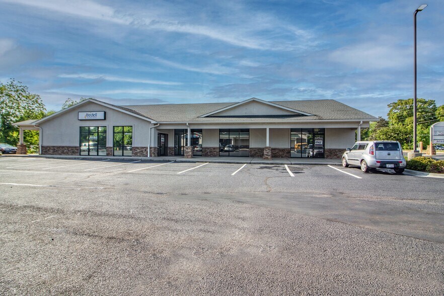 More Photos Of 285 N Main St, Troutman General Retail For Lease