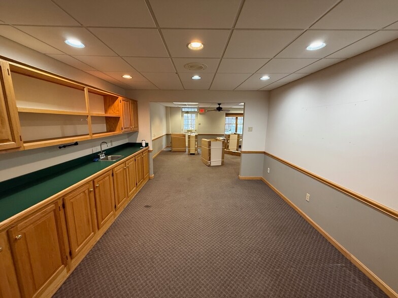 More Photos Of 270 Park Pl, Chagrin Falls Loft Creative Space For Sale