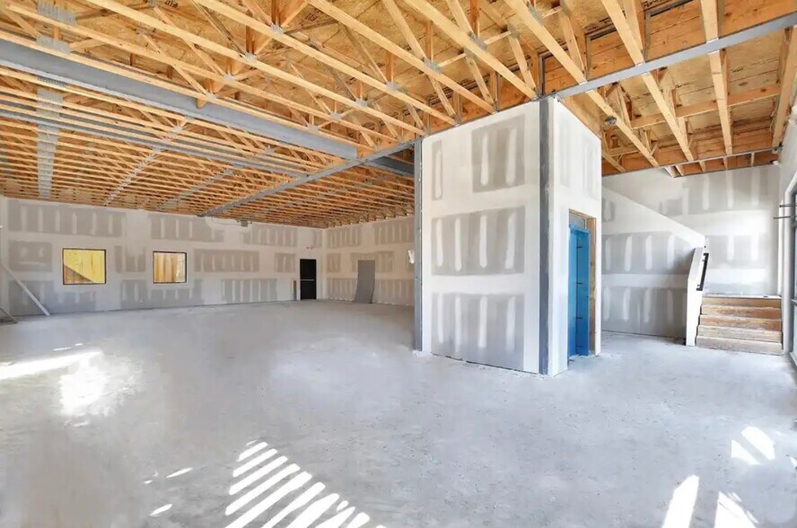 More Photos Of 6815 N Main St, Houston Unknown For Lease