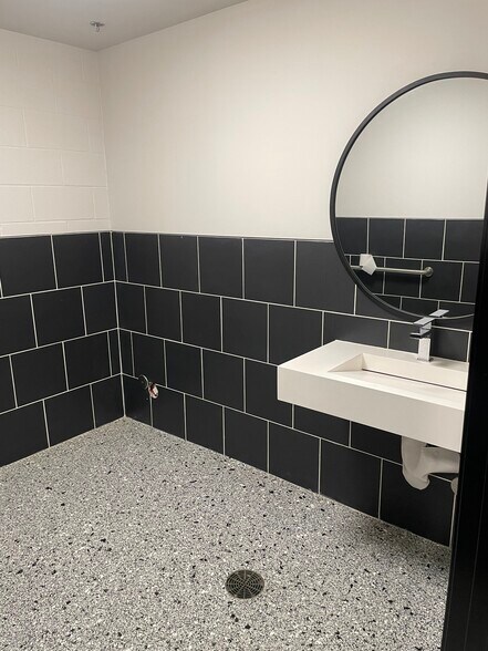 More Photos Of 2100 Double Creek Dr, Round Rock Showroom For Sale