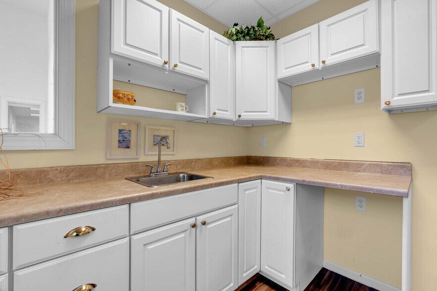 More Photos Of 807 Mantoloking Rd, Brick Office For Sale