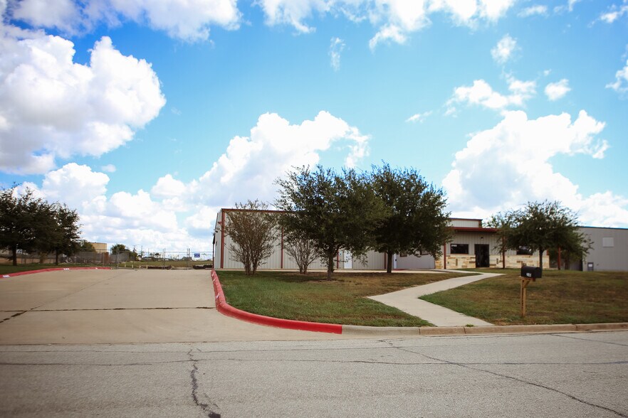More Photos Of 2103 Longwood Dr, Brenham Warehouse For Lease