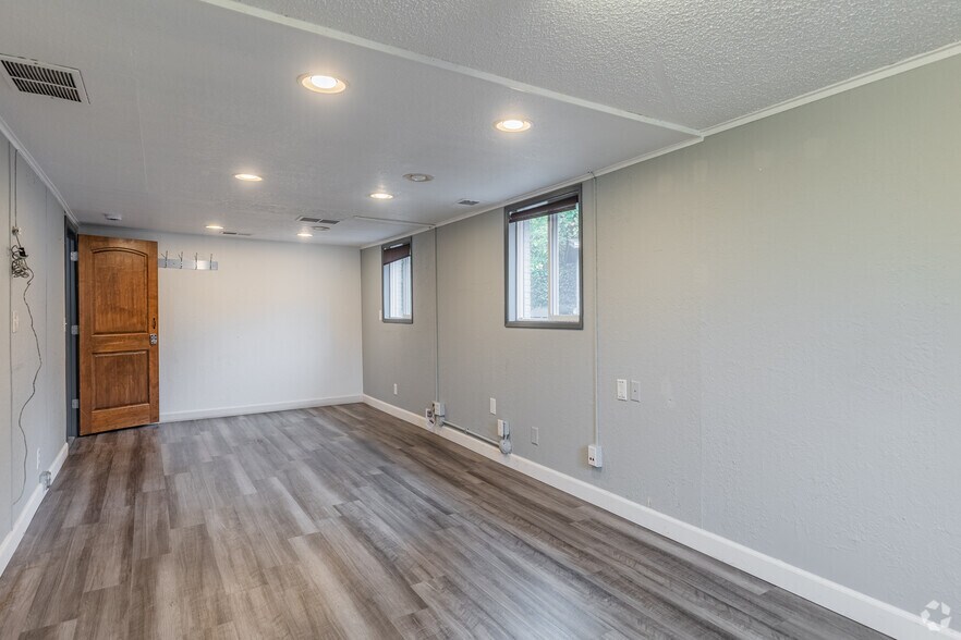 More Photos Of 6823 SW Canyon Rd, Portland Office For Lease