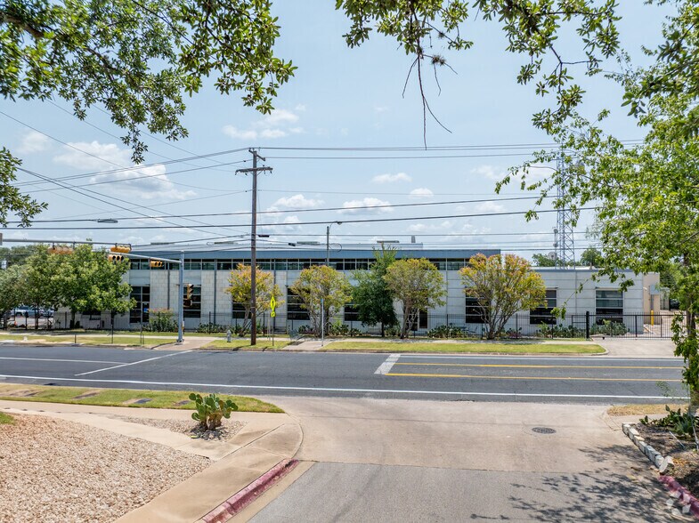 More Photos Of 2233 W North Loop Blvd, Austin Office For Sale