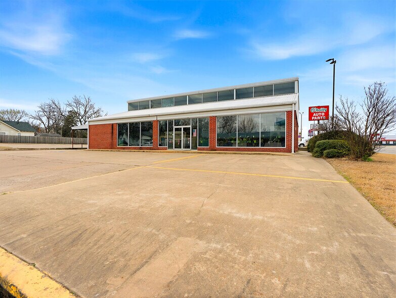 More Photos Of 530 N Mississippi Ave, Ada Freestanding For Sale