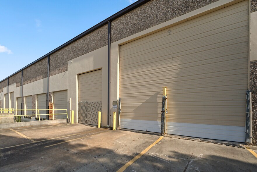 More Photos Of 6546 Petropark Dr, Houston Warehouse For Lease