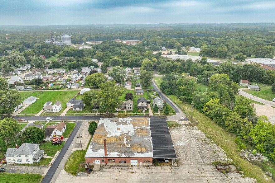 More Photos Of 947 E Clinton St, Freeport Warehouse For Sale